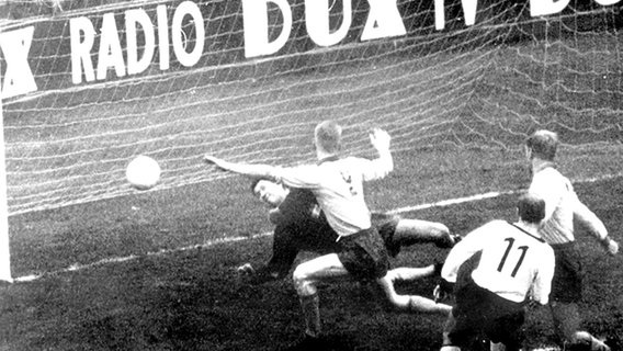 Der deutsche Stürmer Gert Dörfel (Nr. 11) erzielt am 03.11.1963 in Stockholm den 1:1-Ausgleich gegen die Schweden. © picture-alliance/dpa-Report 