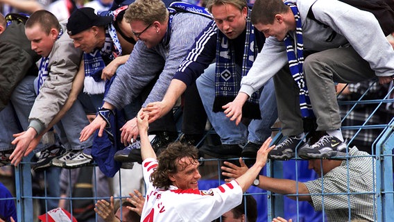 Thomas Doll vom Hamburger SV lässt sich von den Fans gratulieren. © picture-alliance / dpa Foto: Franz-Peter Tschauner
