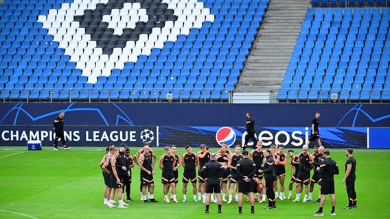 Das Team von Schachtar Donezk im Volksparkstadion des HSV © Witters 