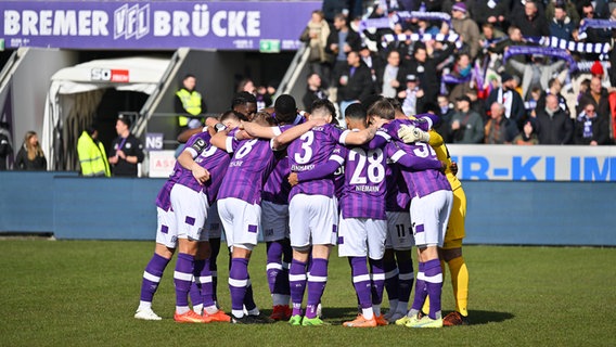 Die Spieler des VfL Osnabrück bilden einen Spielerkreis. © IMAGO / Eibner 