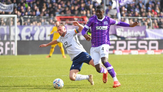 Osnabrück Maxwell Gyamfi (r.) und Oldenburgs Max Wegner kämpfen um den Ball. © IMAGO / Nordphoto 