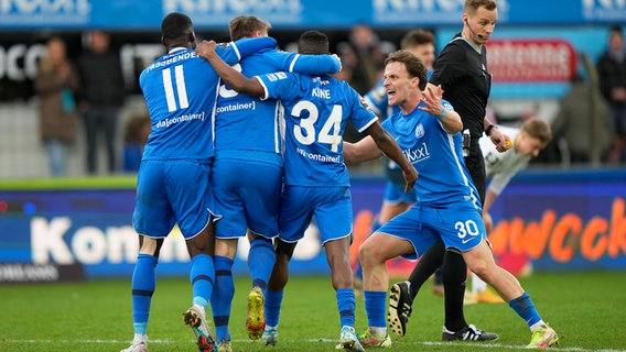 Meppens Spieler bejubeln einen Treffer. © IMAGO / Werner Scholz 