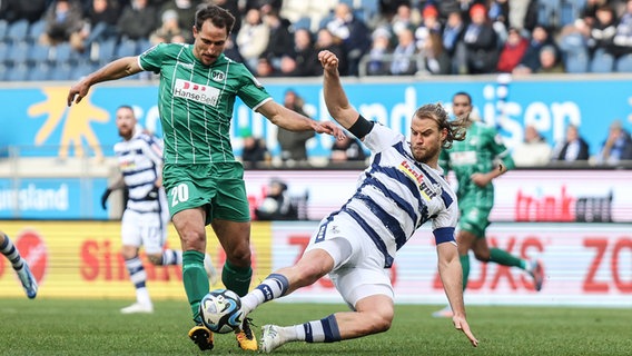 Lübecks Ulrich Taffersthofer (l.) und Duisburgs Sebastian Mai kämpfen um den Ball. © IMAGO / Nico Herbertz 