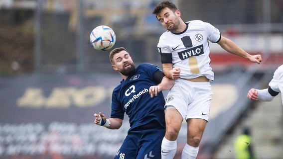 Oldenburgs Marc Stendera (l.) und Elversbergs Manuel Feil kämpfen um den Ball. © IMAGO / Eibner 