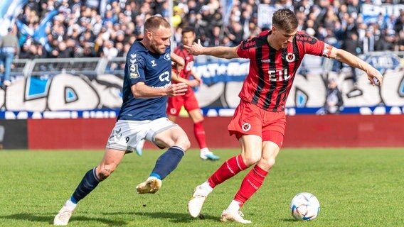 Oldenburgs Max Wegner (l.) und Kölns Moritz Fritz kämpfen um den Ball. © IMAGO / Eibner 