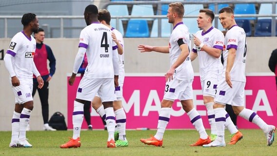 Osnabrücks Ba-Muaka Simakala (l.) und seine Mitspieler bejubeln einen Treffer. © IMAGO / Fussball-News Saarland 