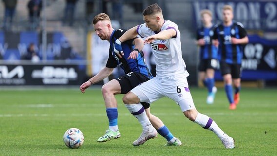 Osnabrücks Sven Köhler (r.) und Mannheims Dominik Martinovic kämpfen um den Ball. © IMAGO / HMB-Media 