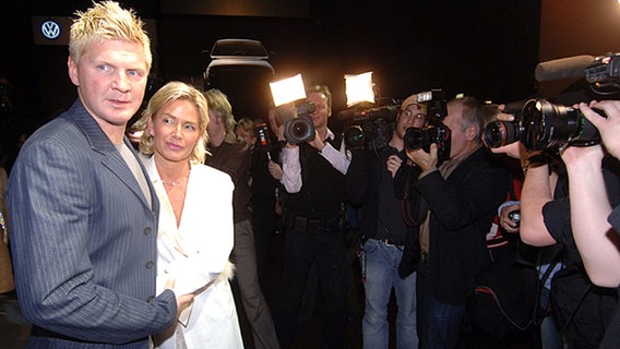 Stefan Effenberg 2005 mit seiner Frau Claudia bei einer Autopräsentation © picture-alliance/ dpa/dpaweb 