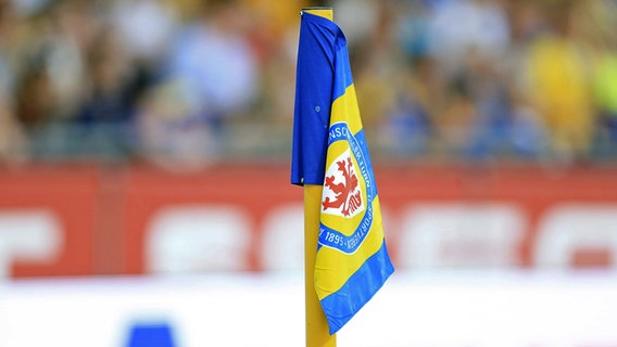 Eine Eckfahne mit dem Vereinswappen von Eintracht Braunschweig © imago images/foto2press 