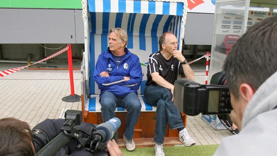 Trainer Volker Finke mit seinem Assistenten Achim Sarstedt beim SC Freiburg © picture alliance/dpa Foto: Patrick Seeger