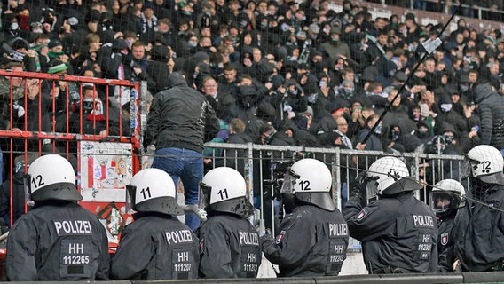 Polizisten stehen vor dem Block von Hannover 96 im Millerntor-Stadion © Imago / Jan Huebner 