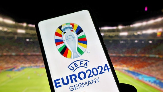Ein Handy mit dem EM-Logo © picture alliance/dpa/Zuma Press 