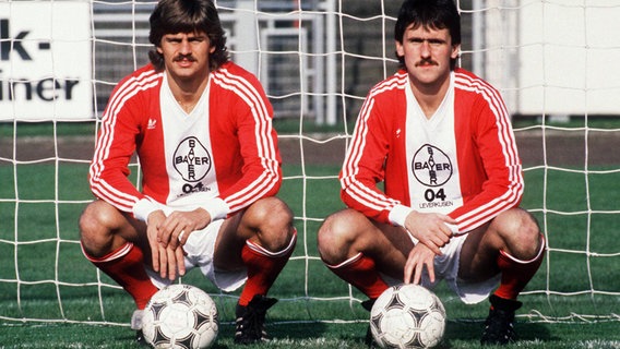 Falko Götz (li.) und Dirk Schlegel im Trikot von Bayer 04 Leverkusen in der Saison 1984/1985 © IMAGO / Sven Simon 