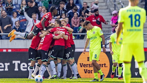 Hannovers Spieler bejubeln ein Tor. © picture alliance / dpa 