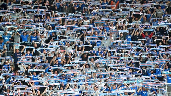 Hansa-Fans halten ihre Schals hoch. © dpa-Bildfunk 