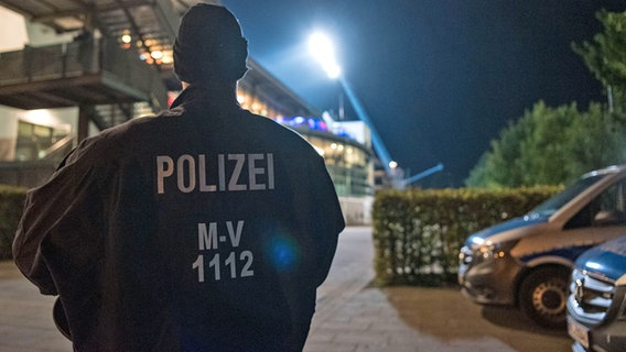 Ein Polizist steht während des Spiels von Hansa Rostock gegen den FC Schalke 04 vor dem Ostseestadion © picture alliance / Fotostand Foto: Voelker