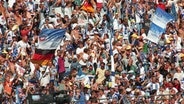 Die Fans von Hansa Rostock jubeln. © picture alliance / zentralbild | Jens Büttner 