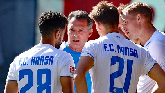 Trainer Alois Schwartz mit seinen Spielern von Hansa Rostock © IMAGO/Frey-Pressebild/Deines 