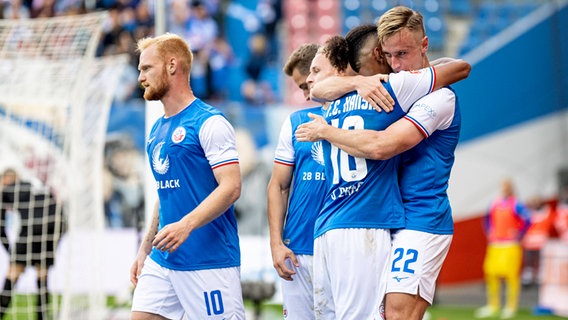 Hansa Rostocks Spieler bejubeln einen Treffer. © IMAGO/Fotostand 