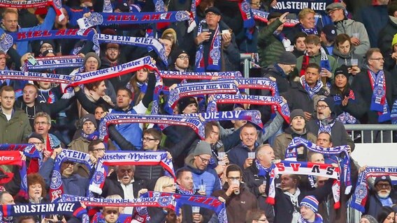 Kieler Fans mit Schals © IMAGO / Picture Point 