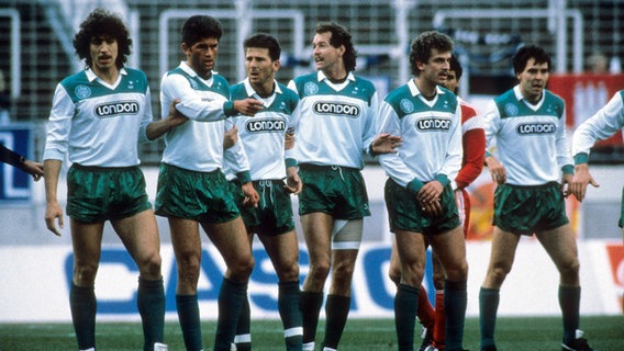 Spieler des damaligen Bundesligisten FC 08 Homburg bilden 1988 eine Freistoßmauer © IMAGO / WEREK 