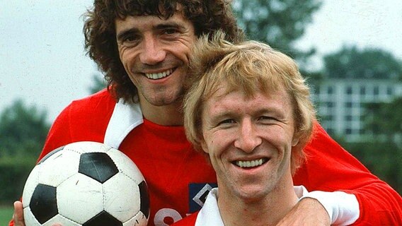 Horst Hrubesch mit Kevin Keegan © Witters Foto: Witters