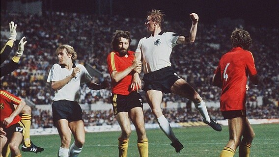 Horst Hrubesch trifft im EM-Finale 1980 zum 2:1 gegen Belgien. © picture alliance Foto: picture alliance