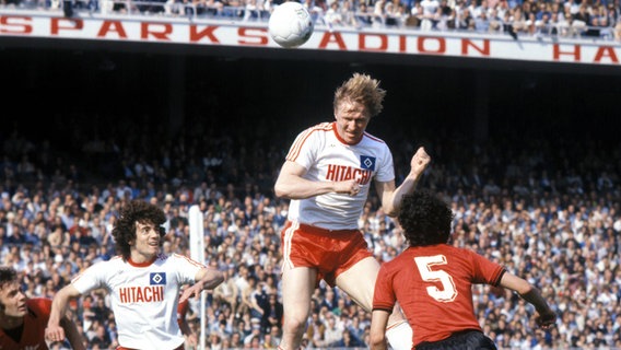 Horst Hrubesch köpft 1978 den Ball, links Kevin Keegan. © Imago Images 