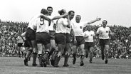 Die Spieler des HSV bejubeln den Sieg im DFB-Pokal 1963. © Witters Foto: Hans Dietrich Kaiser
