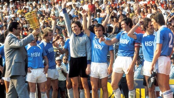 Die Spieler des HSV jubeln nach dem Sieg im DFB-Pokal 1976. © Witters Foto: Wilfried Witters