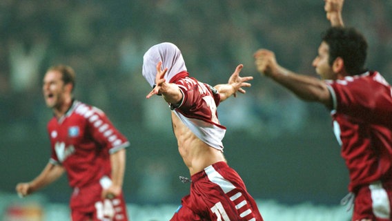 Niko Kovac bejubelt mit dem Trikot über dem Kopf einen Treffer gegen Juventus Turin. © Witters Foto: Frank Peters