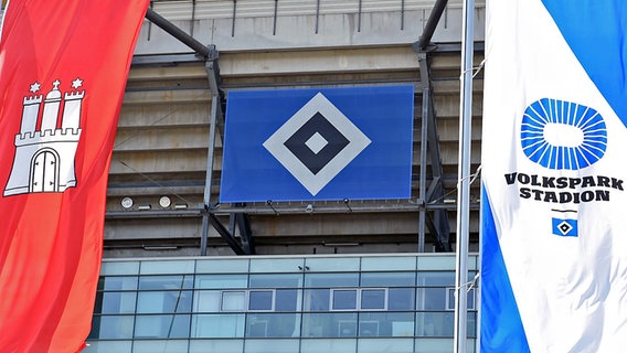 Die Hamburg-Flagge vor dem Volksparkstadion des HSV © Witters 