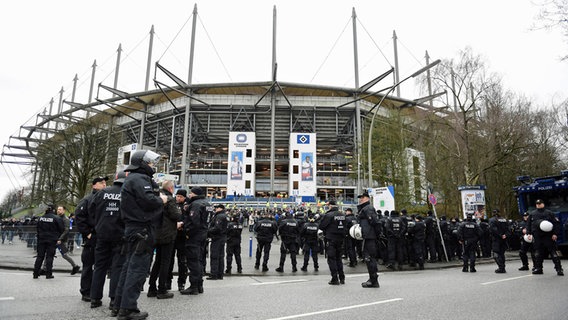 Polizisten vor dem Hamburger Volksparkstadion. © Witters 