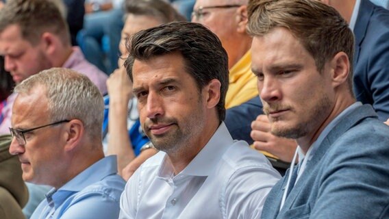 HSV-Sportvorstand Jonas Boldt (l.) und HSV-Präsident Marcell Jansen © IMAGO / Metelmann 