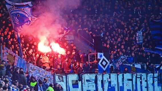 Fans der HSV brennen in Rostock Pyrotechnik ab © Witters Foto: Leonie Horky