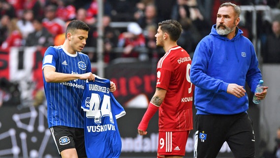 Laszlo Benes (l.) mit dem Trikot von Mario Vuskovic. © IMAGO / Uwe Kraft 