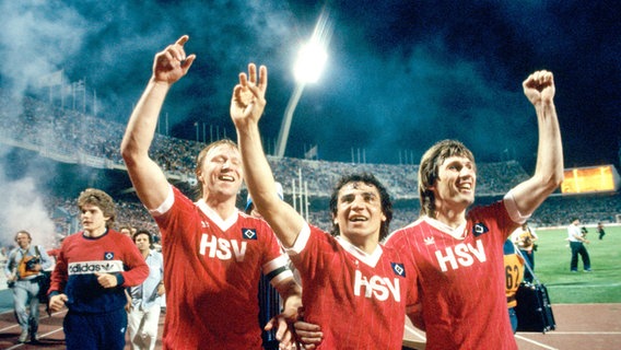 Horst Hrubesch, Felix Magath und Manfred Kaltz (v.l.) in Athen 1983 © Witters Foto: Wilfried Witters