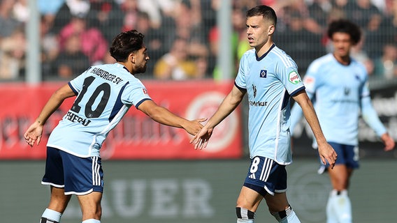 Immanuel Pherai und Laszlo Benes (v.l.) vom Hamburger SV © Witters 