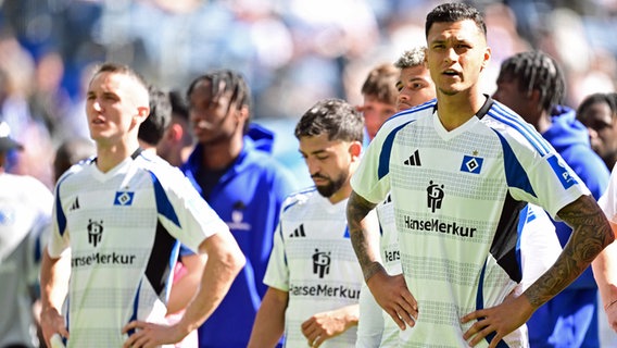 Die HSV-Profis sind nach der Niederlage gegen den KSC frustriert. © Witters 