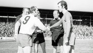 HSV-Idol Uwe Seeler (l.) reicht Bayern Münchens Franz Beckenbauer die Hand. © imago/Fred Joch Foto: Fred Joch