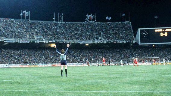 HSV-Keeper Uli Stein bejubelt das Siegtor im Europacup-Finale 1983. © Witters Foto: Wilfried Witters