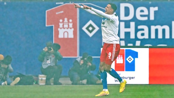 Robert Glatzel vom Hamburger SV bejubelt sein Tor zum 1:0 gegen Eintracht Braunschweig © IMAGO / Eibner 