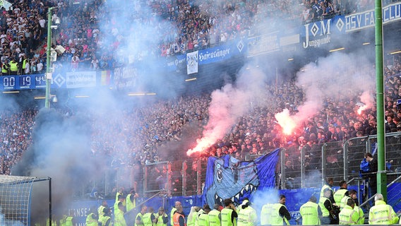 Fans des Hamburger SV zünden bengalische Feuer © Witters Foto: Tim Groothuis