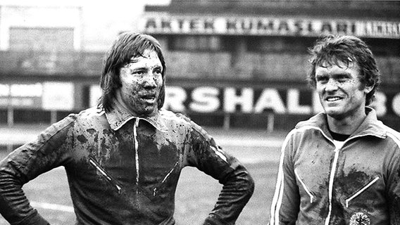 Länderspiel-Debütant Rudi Kargus (l.) und der pausierende Münchner Stamm-Keeper Sepp Maier. Das DFB-Team gewinnt im Dezember 1975 das Länderspiel in Istanbul gegen die Türkei bei Dauerregen 5:0. © dpa 