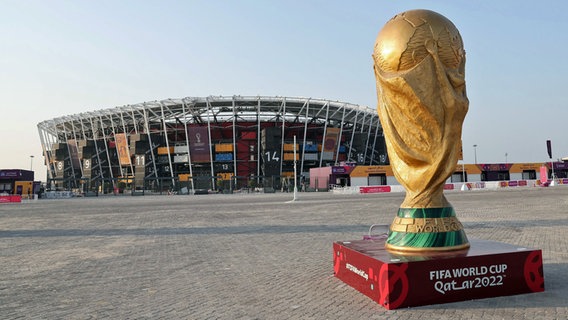 Eine überdimensionierter WM-Pokal vor dem dem WM-Stadion in Doha © Witters 