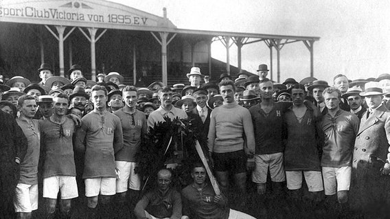 Die Spieler von Holstein Kiel nach dem Gewinn der deutschen Meisterschaft 1912. © Holstein Kiel 