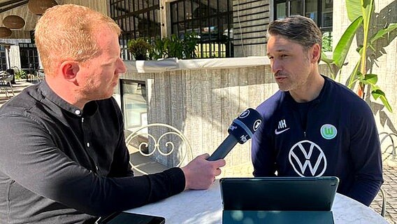 NDR Reporter Thorsten Iffland im Interview mit Wolfsburgs Coach Niko Kovac (r.) © NDR 