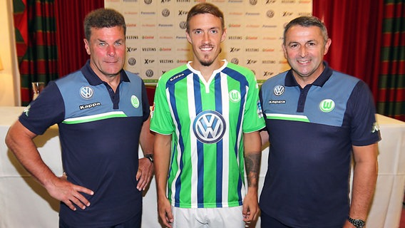 Wolfsburgs Neuzugang Max Kruse (Mitte) mit VfL-Trainer Dieter Hecking (l.) und Manager Klaus Allofs © dpa - Bildfunk 