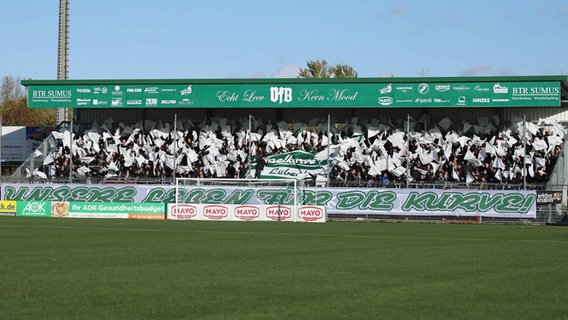 Die Pappelkurve im Stadion des VfB Lübeck © IMAGO / Lobeca 