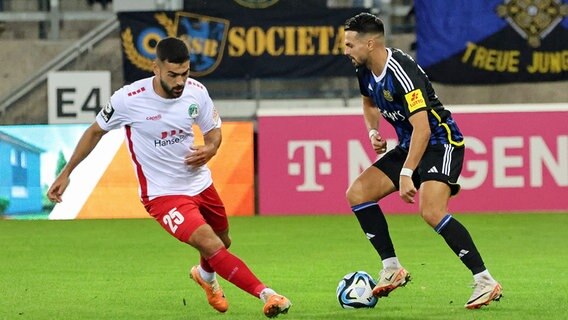 Lübecks Tarik Gözüsirin (l.) im Duell mit Saarbrückens Kasim Rabihic © picture alliance / Fußball-News Saarland 